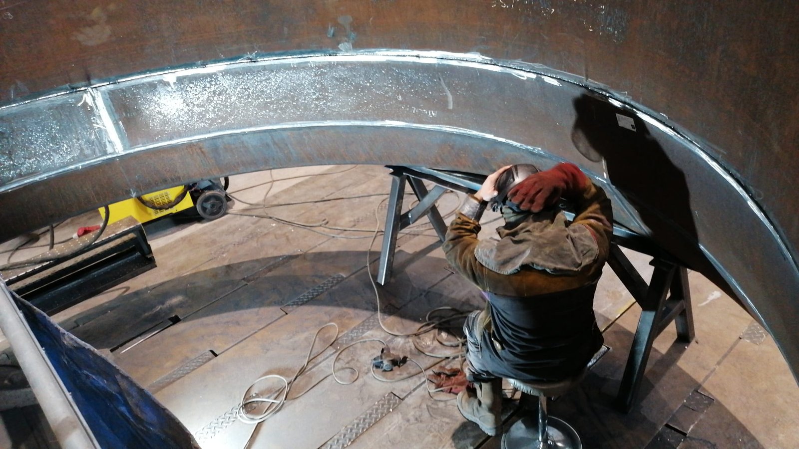Profissional em trabalho de soldadura industrial